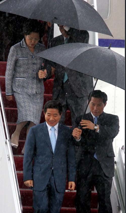 ▲ 2005년4월 미국을 방문하고 돌아오는 노무현 전대통령과 권양숙 부인.