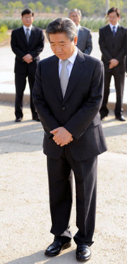 ▲ 2009년 4월 검찰에 출두한 노무현 전대통령. 한달뒤 자살했다.