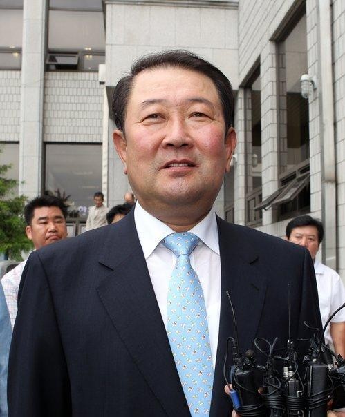 ▲ 공직선거법 위반 혐의로 기소된 무소속 박주선 의원이 27일 당선무효형에 해당하는 실형을 선고받고 광주지법을 나서고 있다. ⓒ 연합뉴스