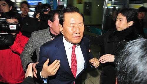 ▲ 지난 2월29일 박주선 후보의 불법선거를 도운 협의로 유태명 동구청장이 조사를 받기 위해 동부경찰서에 들어서고 있다. ⓒ 연합뉴스