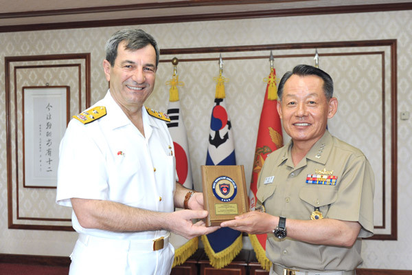 ▲ 베이셀 쾨셀레 터키 해군중장과 인사를 나누는 최윤희 해군참모총장.