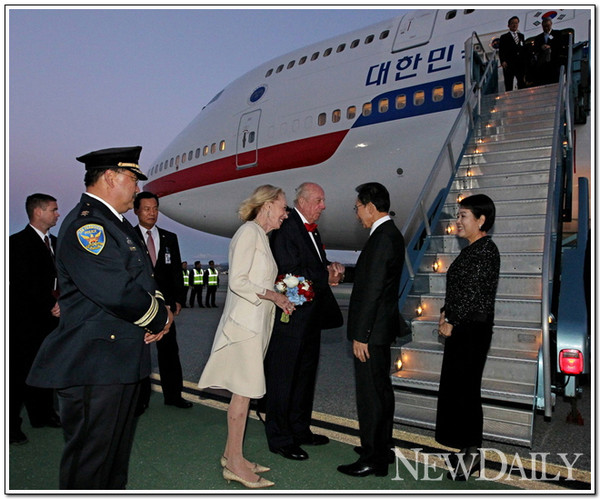 ▲ 이명박 대통령 내외가 26일(현지시각) 미국 샌프란시스코 공항에 도착해 환영 인사를 받고 있다. ⓒ 청와대