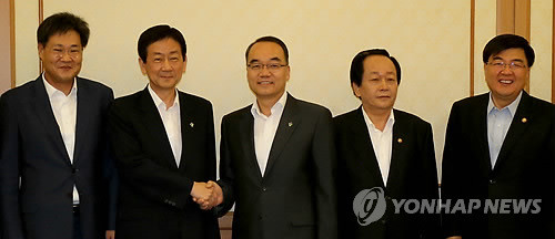 ▲ 새누리당 진영 정책위의장 등 정책위의원들과 박재완 기획재정부 장관 등 경제장관들이 27일 국회에서 열린 2012년도 하반기 경제정책방향 당정협의회에서 인사하고 있다. ⓒ 연합뉴스