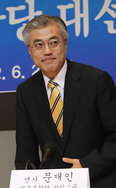 ▲ 민주통합당 문재인 상임고문이 27일 오전 프레스센터에서 열린 '문재인 민주통합당 대선 예비후보 초청 관훈토론회'에서 참석자들에게 인사하고 있다. ⓒ 연합뉴스