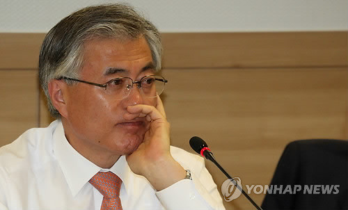 ▲ 민주통합당 문재인 상임고문이 27일 오전 프레스센터에서 열린 '문재인 민주통합당 대선 예비후보 초청 관훈토론회'에서 참석자들에게 인사하고 있다. ⓒ 연합뉴스