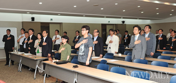 ▲ 한국인터넷미디어협회 회원사 대표들이 재출범식에 앞서 국민의례를 하고 있다.