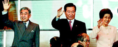 ▲ 죽어가는 장병들을 내팽개치고 일본으로 월드컵 축구 구경가 손을 흔들고 잇는 김대중 부부.ⓒ