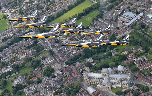▲ 영국 요크 민스터 성당 상공을 비행 중인 블랙이글스.