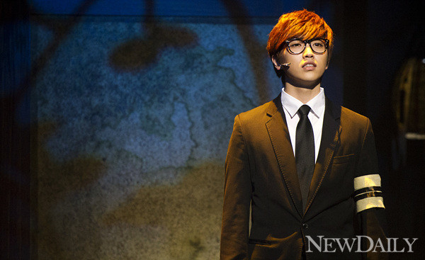 ▲ 뮤지컬 '형제는 용감했다'  아버지의 부음을 듣고 안동에 내려온 주봉(B1A4 산들)ⓒ양호상 기자