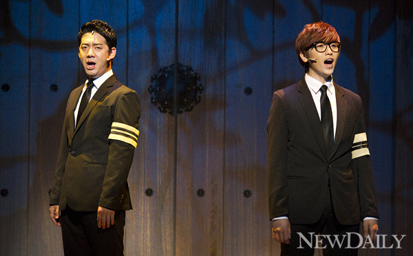 ▲ 뮤지컬 '형제는 용감했다'  아버지의 부음을 듣고 안동에 내려온 석봉과 주봉ⓒ양호상 기자