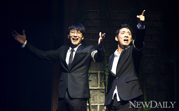 ▲ 뮤지컬 '형제는 용감했다'  아버지의 부음을 듣고 안동에 내려온 석봉(조강현)과 주봉(김재범)ⓒ양호상 기자