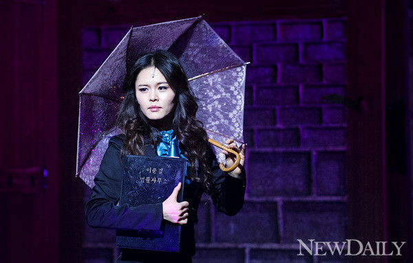 ▲ 뮤지컬 '형제는 용감했다' 신비한 여인 오라라의 등장ⓒ양호상 기자