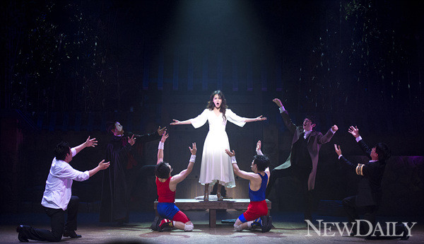 ▲ 뮤지컬 '형제는 용감했다' 신비한 여인 오로라ⓒ양호상 기자