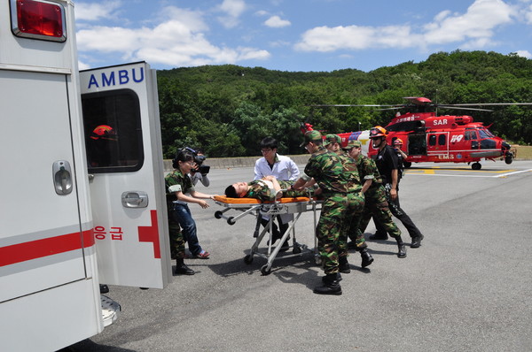 ▲ 119구조헬기가 태우고 온 연평도 응급환자를 앰뷸런스로 옮겨 싣고 있다.