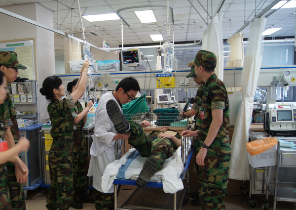 수도통합병원 의료진이 응급후송된 환자를 돌보고 있다.