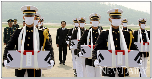▲ 이명박 대통령이 지난달 25일 공군 특별기로 경기도 성남 서울공항에 도착한 국군 전사자 유해 봉영을 뒤따르고 있다. ⓒ 자료사진