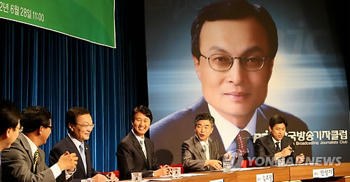 ▲ 민주통합당 이해찬 대표가 28일 여의도 63빌딩에서 열린 한국방송 기자클럽 초청 토론회에서 패널들의 질문에 답변하고 있다. ⓒ 연합뉴스