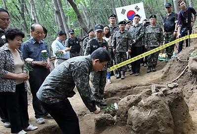 ▲ 새누리당 이한구 원내대표는 28일 '국군전사자 유해발굴 감식단'을 찾아 당 소속 국회의원이 반납한 6월 세비 총 13억6,000여만원에 대한 기탁서를 전달했다. ⓒ 연합뉴스