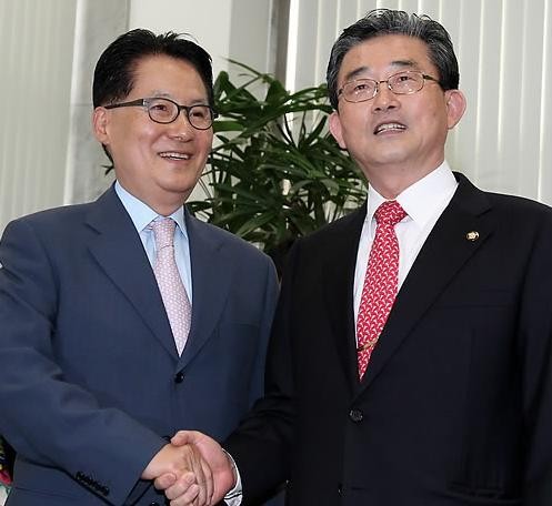 ▲ 민주통합당 박지원(왼쪽)원내대표와 새누리당 이한구 원내대표가 지난달 10일 만나 악수를 나누고 있다. ⓒ 연합뉴스