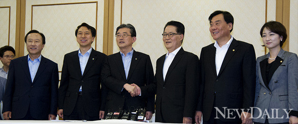 ▲ 여야 원내대표단이 29일 국회 귀빈식당에서 국회 개원에 합의했다. 사진은 왼쪽부터 새누리당 홍일표 원내대변인, 김기현 원내수석부대표, 이한구 원내대표, 민주통합당 박지원 원내대표, 박기춘 원내수석부대표, 이언주 원내대변인. ⓒ 양호상 기자