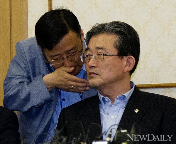 ▲ 새누리당 이한구 원내대표가 민주통합당 박지원 원내대표가 자당 확대간부회의에 참석해 모두발언 중이라는 사실을 전해듣고는 표정이 굳어지고 있다. ⓒ 양호상 기자