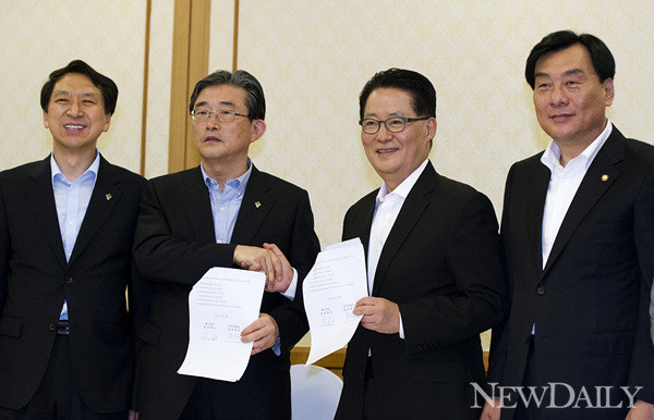 ▲ 여야 원내대표단이 국회 원구성에 합의사항에 서명한 뒤 악수를 나누고 있다. (왼쪽부터) 새누리당 김기현 원내수석부대표, 이한구 원내대표, 민주통합당 박지원 원내대표, 박기춘 원내수석부대표.  ⓒ 양호상 기자