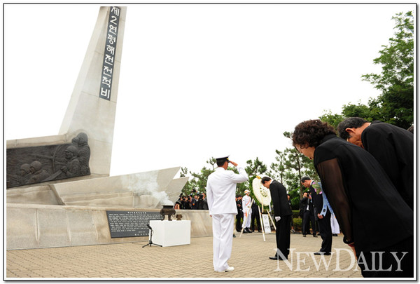 ▲ 이명박 대통령이 29일 경기도 평택시 해군 제2함대사령부 서해수호관 광장에서 열린 제2연평해전 10주년 기념식에서 묵념을 하고 있다. ⓒ 뉴데일리