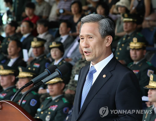 ▲ 지난 29일 충북 괴산군 학생군사학교에서 열린 합동임관식에 참석한 김관진 국방부 장관이 축사를 하고 있다. 이날 학사ㆍ여군ㆍ군종ㆍ법무장교 1천101명이 임관했다. ⓒ연합뉴스