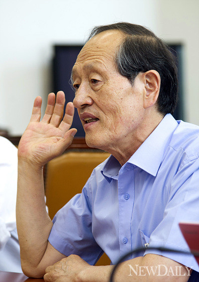 ▲ 본사 인보길 대표가 국회에서 진행된 인터뷰에서 새누리당 이한구 원내대표에게 '안철수 현상'에 대해 묻고 있다. ⓒ뉴데일리