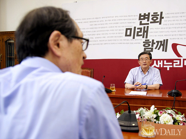 ▲ 국회에서 진행된 인터뷰에서 본사 인보길 대표와 새누리당 이한구 원내대표가 대선 전망과 관련해 대화를 주고받고 있다. ⓒ뉴데일리
