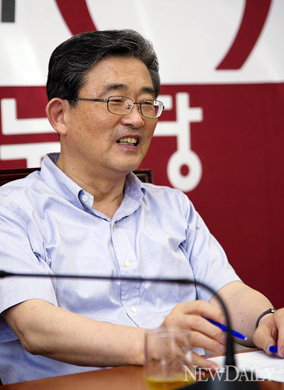 ▲ 국회에서 진행된 인터뷰에서 새누리당 이한구 원내대표가 본사 인보길 대표에게 오픈프라이머리 부작용에 대해 설명하고 있다. ⓒ뉴데일리