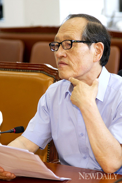 ▲ 국회에서 진행된 인터뷰에서 본사 인보길 대표가 새누리당 이한구 원내대표의 답변을 경청하고 있다. ⓒ뉴데일리