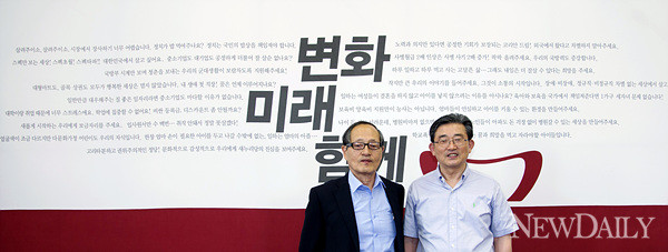 ▲ 국회에서 진행된 인터뷰를 마치고 본사 인보길 대표와 새누리당 이한구 원내대표가 기념촬영을 하고 있다. ⓒ뉴데일리