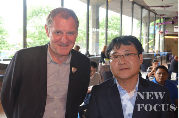 ▲ 여왕 엘리자베스로부터 훈장을 받은 영국의 최고시인 앤드류 모션