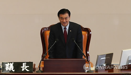 ▲ 새누리당 강창희 의원이 2일 본회의에서 국회의장으로 선출되고 나서 사회를 보고 있다. ⓒ 연합뉴스