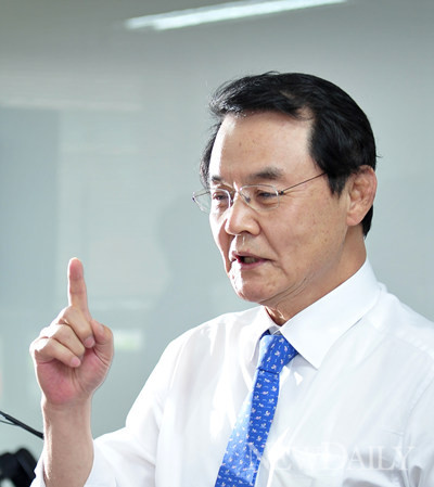 ▲ 새누리당 박근혜 전 비대위원장의 대선캠프를 찾은 (왼쪽부터) 홍사덕 전 의원, 최경환 의원, 조윤선 전 의원, 이상일 의원. ⓒ 정상윤 기자