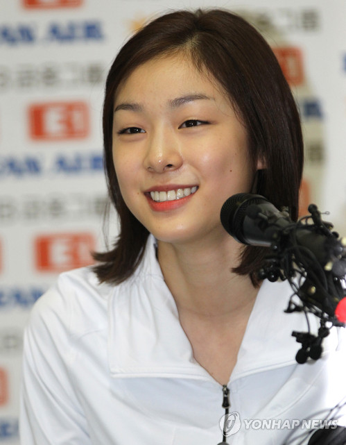 ▲ '피겨 여왕' 김연아가 2일 오후 서울 노원구 공릉동 태릉선수촌 국제스케이트장에서 기자회견을 갖고 은퇴 대신 새로운 도전을 하겠다고 밝히고 있다. 김연아는 2014년 소치 동계올림픽까지 선수 생활을 이어가겠다고 말했다.  ⓒ 연합뉴스