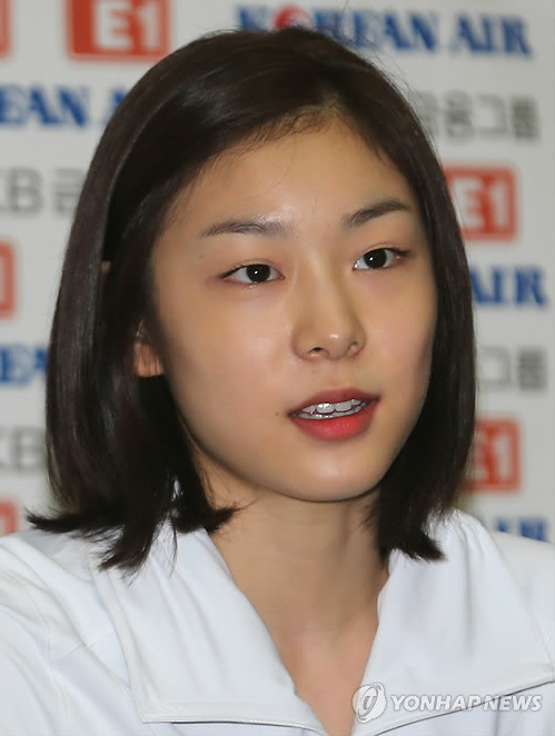 ▲ '피겨 여왕' 김연아가 2일 오후 서울 노원구 공릉동 태릉선수촌 국제스케이트장에서 열린 기자회견에서 거취와 관련한 기자들의 질문에 답변하고 있다.  ⓒ 연합뉴스