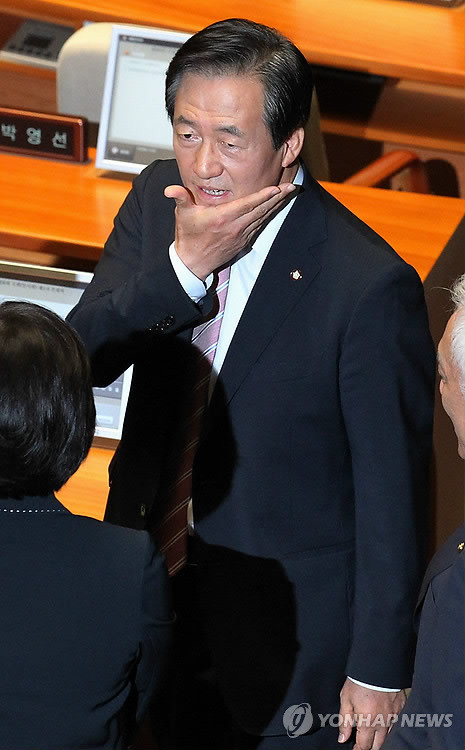 ▲ 7선 현역 최다선으로 본회의 임시의장을 맡은 새누리당 정몽준 의원이 2일 오전 국회 본회의장에서 의원들과 이야기 하고 있다. ⓒ 연합뉴스
