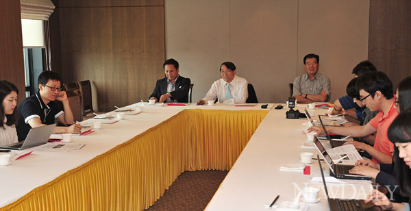 ▲ 가운데 정면 왼쪽부터 김우진PD, 김관상 한국정책방송(KTV)원장, 소설가 김주영.ⓒ정상윤 기자.