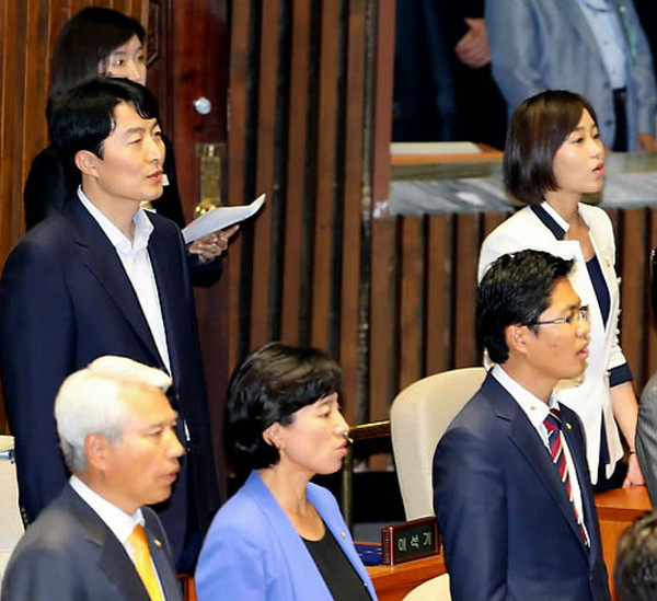 ▲ 종북 논란의 근원지인 통합진보당 이석기-김재연 의원이 2일 국회 본회의에서 열린 19대 국회 개원식에서 애국가를 부르고 있다. ⓒ연합뉴스
