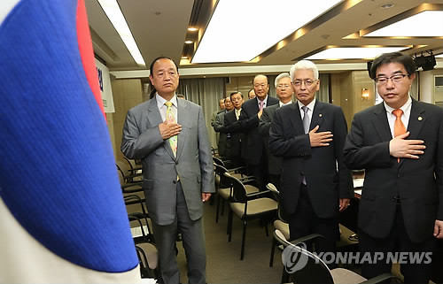 ▲ '자유민주국민연합' 창립대회에서 참석자들이 국기에 대한 경례를 하고 있다.  2012.7.2 ⓒ 연합뉴스