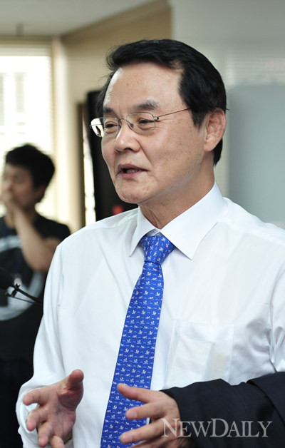 ▲ '박근혜 캠프' 홍사덕 공동선대본부장이 2일 캠프에서 기자들과 만나 대화를 나누고 있다.  ⓒ 전상윤 기자