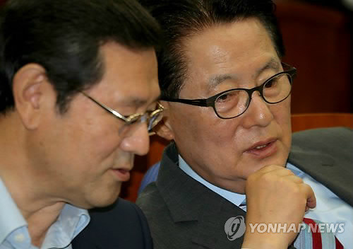 ▲ 민주통합당 박지원 원내대표와 이용섭 정책위의장이 의원총회에서 대화를 나누고 있다. ⓒ 연합뉴스