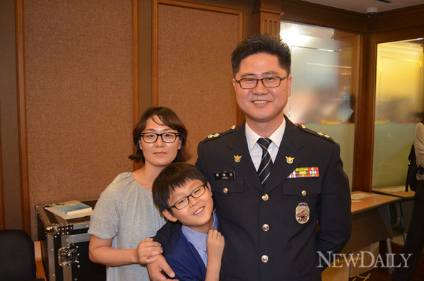 ▲ 홍용연 경감과 그의 가족.ⓒ윤희성 기자.