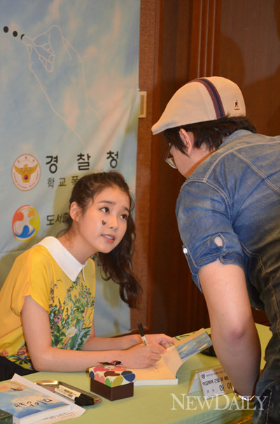 ▲ 경찰청장과 아이유.  ⓒ 윤희성 기자