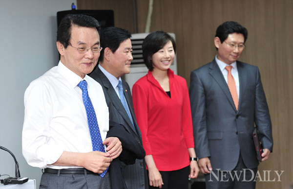 ▲ 박근혜 캠프 총괄본부장을 맡은 최경환 의원(왼쪽에서 두번째)이 지난 2일 홍사덕 공동선대위원장과 조윤선·이상일 대변인을 이끌고 캠프 안내를 하고 있다. ⓒ 정상윤 기자