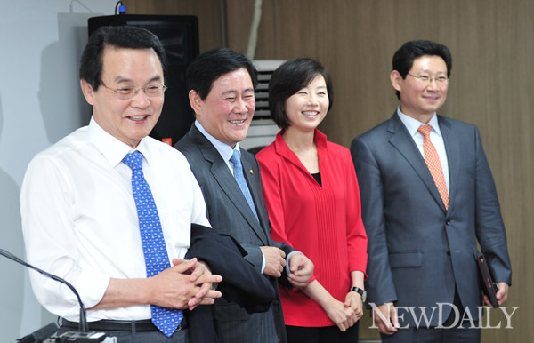 ▲ 지난 2일 박근혜 캠프를 찾은 (왼쪽부터) 홍사덕 공동선대위원장, 최경환 총괄본부장, 조윤선·이상일 대변인.  ⓒ 전상윤 기자