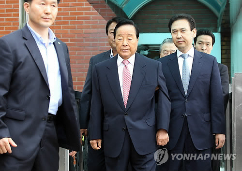 ▲ 김영삼 전 대통령이 4일 오후 서울 연건동 서울대학교병원에서 나오고 있다. ⓒ연합뉴스