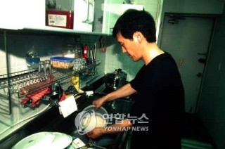 ▲ 한 탈북자가 자신의 아파트에서 직접 밥을 하고있는 모습. (사진은 특정 기사와 관련 없음)  ⓒ 연합뉴스